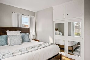 2 habitaciones, tabla de planchar con plancha y cuna de viaje