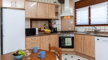 Villa, 6 Bedrooms | Private kitchen