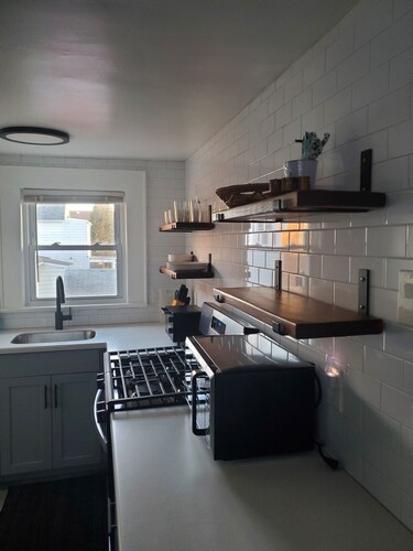 Monthly Stays: 2BR w/Parking - 8 min Walk to NYC Train