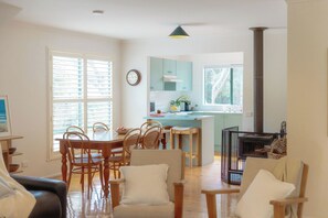Smart TV, fireplace - Banksia House (Cape Paterson)