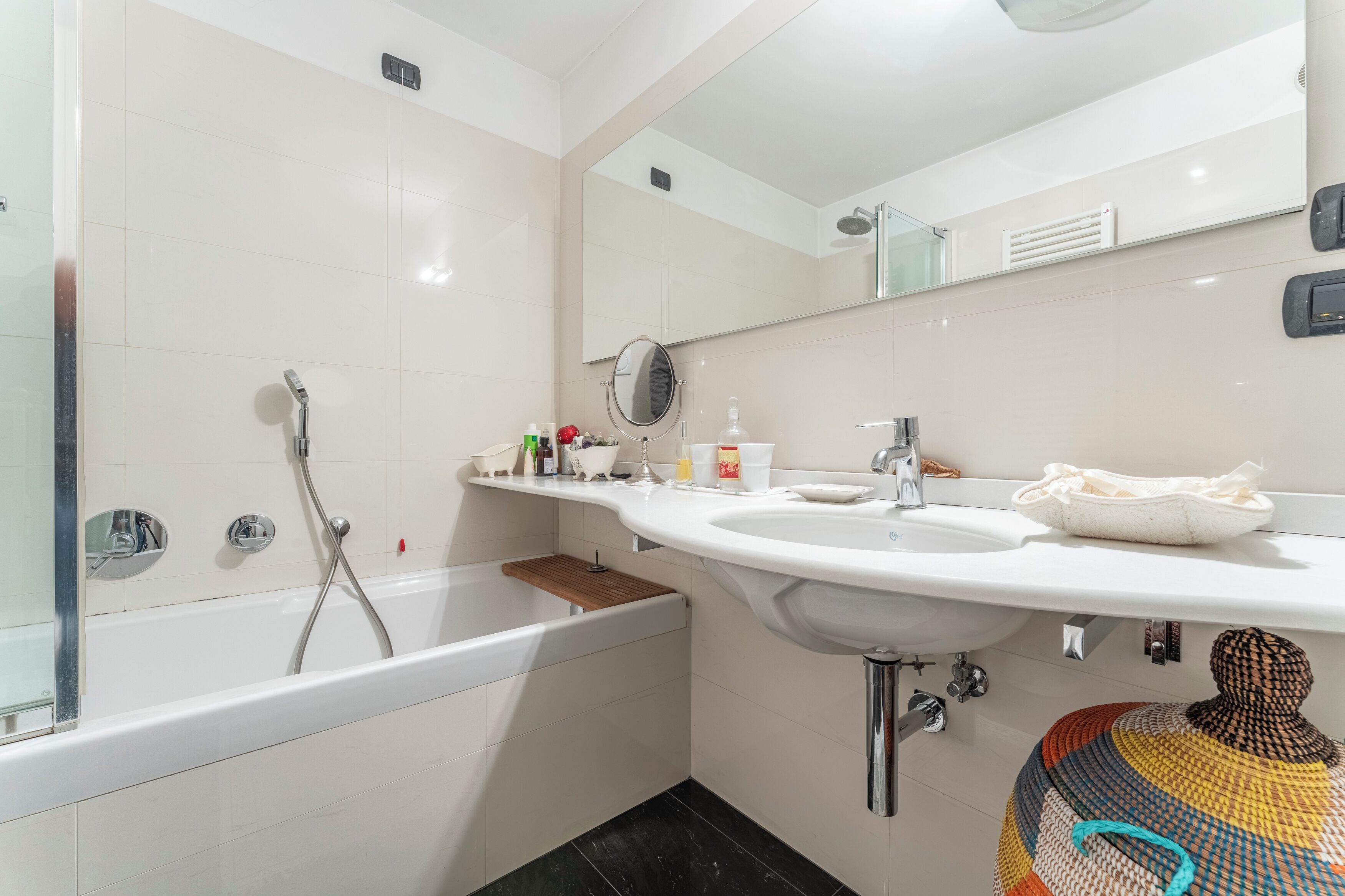 Une salle de bain moderne avec une baignoire, un lavabo et un miroir.