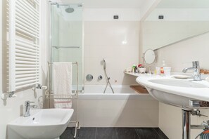 Lejlighed - byudsigt | Badeværelse | Bidet, håndklæder