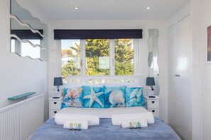   Double-aspect delights: the sea, grand homes and a glimpse of the Downs - Wave Watcher | Stunning Panoramic Seaview | Sleeps 8 | Near Beach & Centre | Parking | 3 Bathrooms (Brighton and Hove)