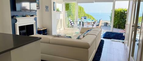 Smart TV, chimenea y oficina