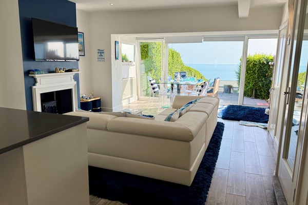 Smart TV, chimenea, oficina