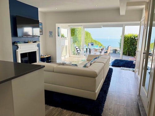 Wave Watcher | Stunning Panoramic Seaview | Sleeps 8 | Near Beach & Centre | Parking | 3 Bathrooms