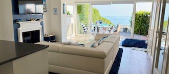Wave Watcher | Stunning Panoramic Seaview | Sleeps 8 | Near Beach & Centre | Parking | 3 Bathrooms