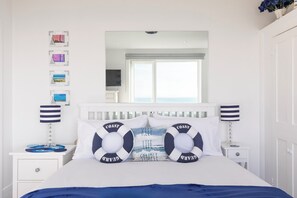 4 habitaciones, escritorio y tabla de planchar con plancha 