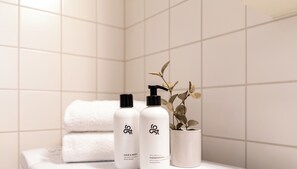 Apartment, Sea View | Bathroom | Shower, hair dryer, towels, soap