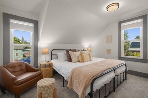 4 bedrooms, iron/ironing board, internet, bed sheets