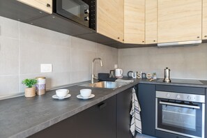 Fridge, oven, stovetop, dishwasher - JOIVY Contemporary Apartments (Milan)