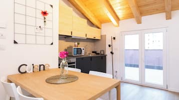 Apartamento standard, sacada | Cozinha privada | Cafeteira/chaleira, chaleira elétrica