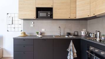 Frigorifero, forno, piano cottura, lavastoviglie