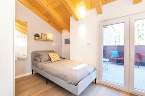 Leilighet, 2 soverom, terrasse | Skrivebord, skrivebord for bærbar PC og strykejern/-brett