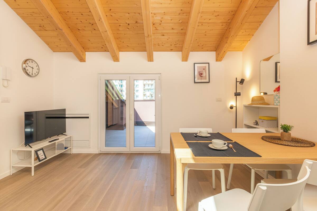 Leilighet, 1 soverom, terrasse | Oppholdsområde | En 43-tommers smart-TV med digitale kanaler