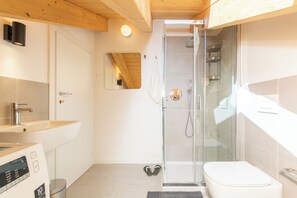 Leilighet, 1 soverom, terrasse | Bad | Dusj, toalettartikler (inkludert), hårføner og bidé