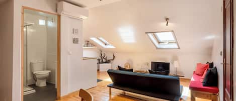 Family Apartment, 3 Bedrooms, Non Smoking | 3 bedrooms, iron/ironing board, free WiFi, bed sheets