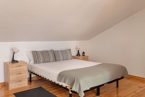 Familienapartment, 3 Schlafzimmer, Nichtraucher | 3 Schlafzimmer, Bügeleisen/Bügelbrett, Bettwäsche