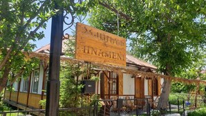 A rustic guesthouse with a wooden sign reading "HINAMEN". - Hnameni Stepanavan Guesthouse (Step'anavan)