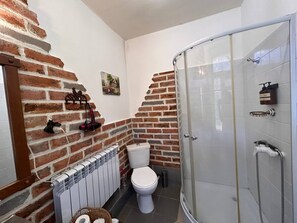 Familieværelse - terrasse | Badeværelse | Bruser, hårtørrer, håndklæder, Sæbe