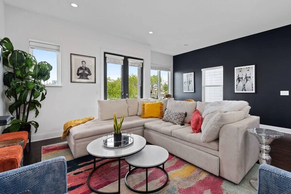 Smart TV, offices - New Upgrades! Rooftop Views for Days - Walk to Gulch & 1 Mile to Broadway (Nashville)