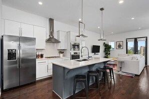 Réfrigérateur, micro-ondes, four, plaque de cuisson