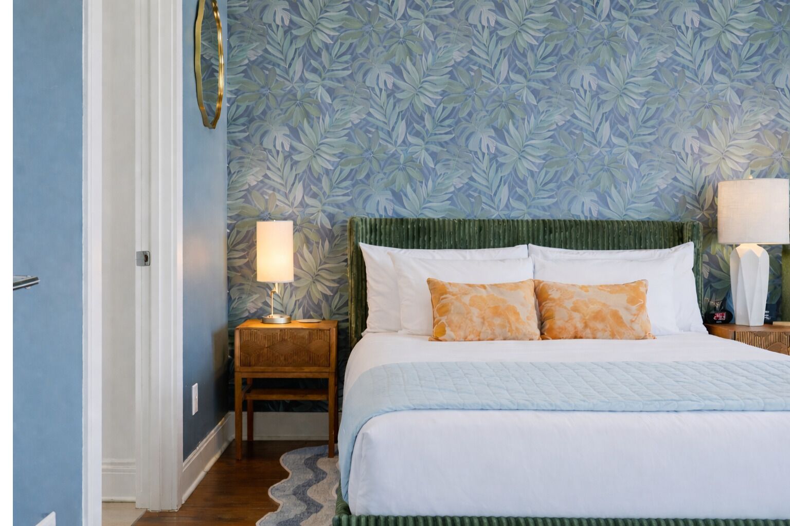 4 soverom, skrivebord, strykejern/-brett og reiseseng for barn