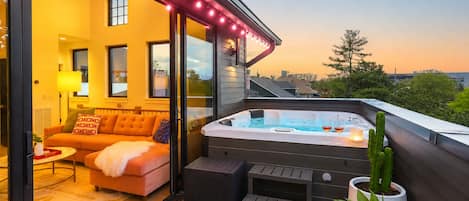 Livin’ Luxe on Music Row with a rooftop hot tub!