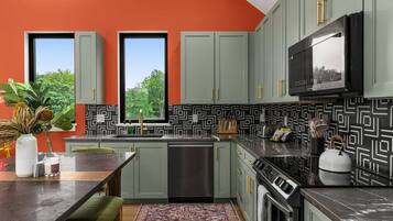 Refrigerador, microondas, horno y parrilla de estufa