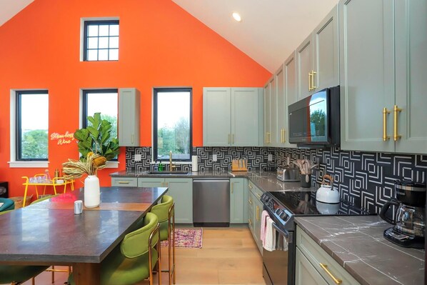Coffee/tea maker, fridge, microwave, oven