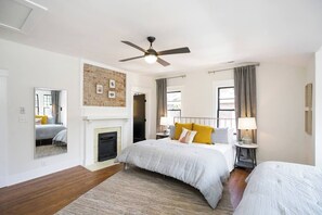 4 bedrooms, iron/ironing board, travel cot, free WiFi - Upscale Craftsman, Hot Tub, Walk to Belmont & 12 South (Nashville)