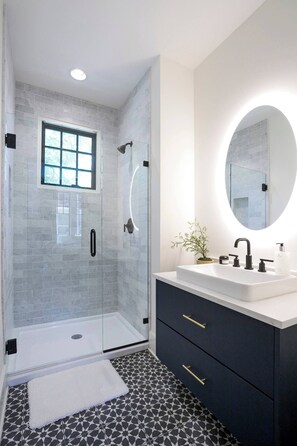 Sèche-cheveux, serviettes fournies