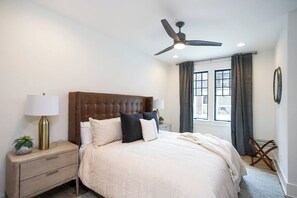 3 habitaciones, tabla de planchar con plancha y cuna de viaje 