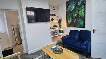 House, 4 Bedrooms, Smoking, Balcony | Living room