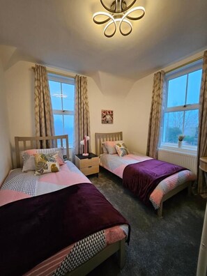 4 bedrooms - Llangollen Retreat With Stunning Views of the Castle (Llangollen)