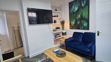 House, 4 Bedrooms, Smoking, Balcony | Living room