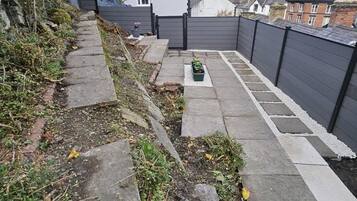 House, 4 Bedrooms, Smoking, Balcony | Garden