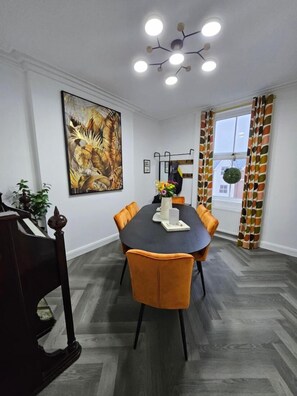 Dining room - Llangollen Retreat With Stunning Views of the Castle (Llangollen)