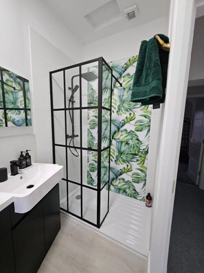 House, 4 Bedrooms, Smoking, Balcony | Bathroom shower