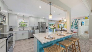 Een koelkast, een magnetron, een oven, een kookplaat