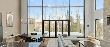 House (6 Bedrooms) | Interior