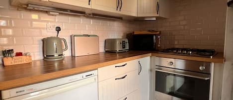 Refrigerador, microondas, horno, tetera/pava eléctrica