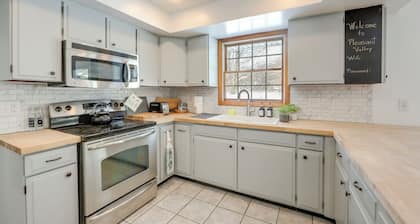 Deck & Fire Pit: Cozy Escape in Morrisville!