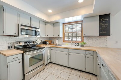 Deck & Fire Pit: Cozy Escape in Morrisville!