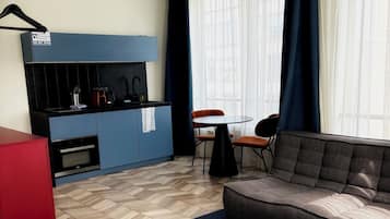 Quarto duplo | Escrivaninha, espaço de trabalho para notebook, quartos à prova de som
