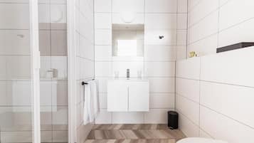 Tek Büyük Yataklı Oda | Banyo | Duş, saç kurutma makinesi, havlu, sabun
