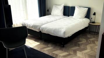 Zweibettzimmer | Schreibtisch, laptopgeeigneter Arbeitsplatz, schallisolierte Zimmer