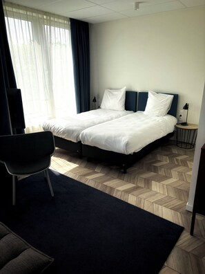 Twin Room | Desk, laptop workspace, soundproofing, free WiFi - ROXI The Urban Residence Brussels (Zaventem)