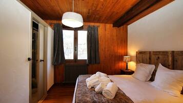 10 slaapkamers, een bureau, reisbedje, gratis wifi