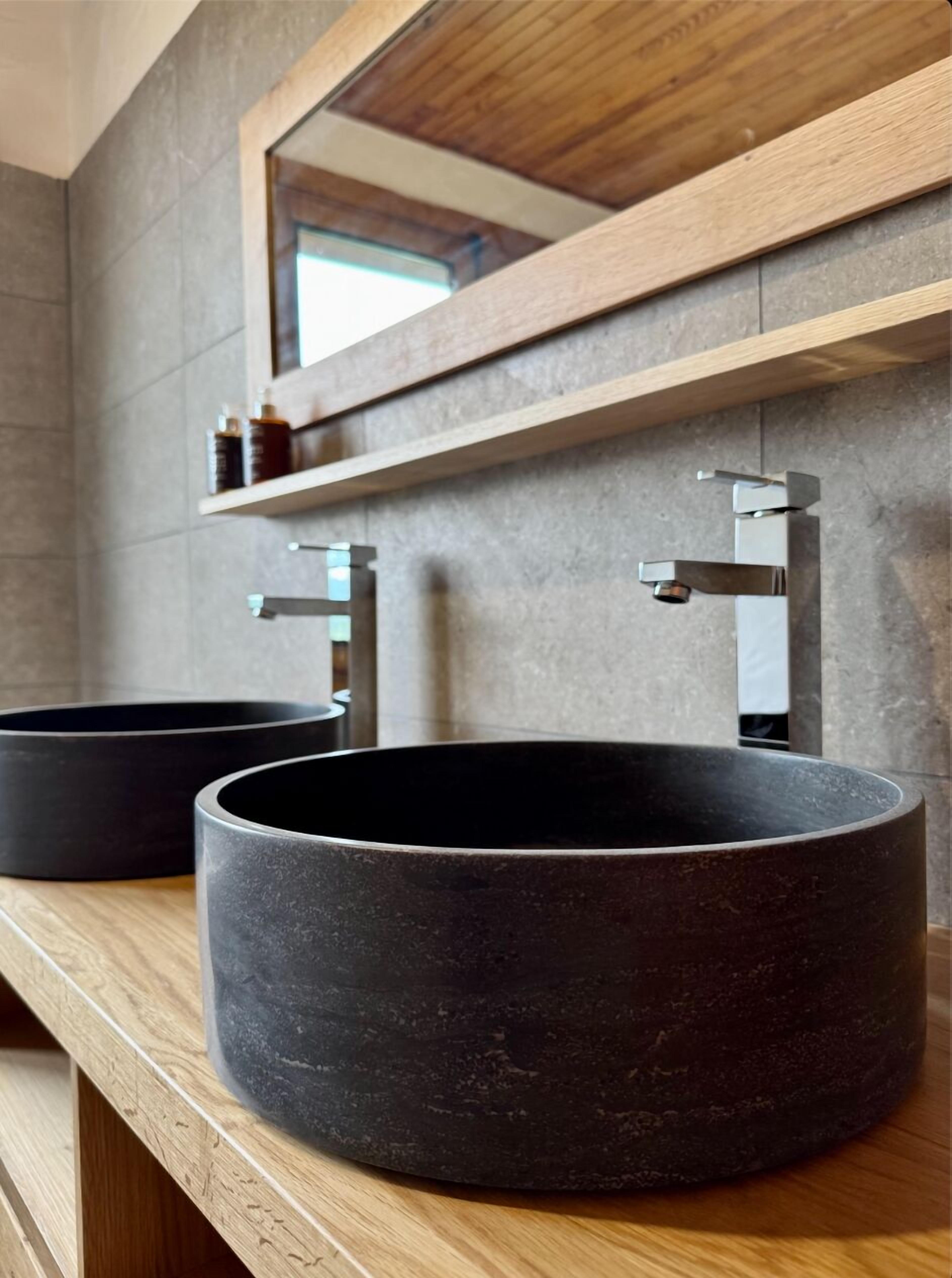 Regadera, amenidades de baño ecológicas, secadora de cabello, toallas 